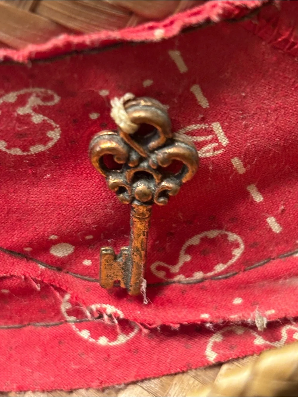 RARE FIND - 1960’s Novelty Charm Trim Straw Fedora Hat Red Paisley Bandana - S
